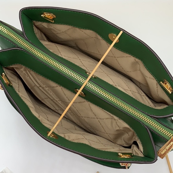 MICHAEL KORS
Whitney Medium Chain Shoulder Quilted Tote Bag Fern Green color - Picture 11 of 15